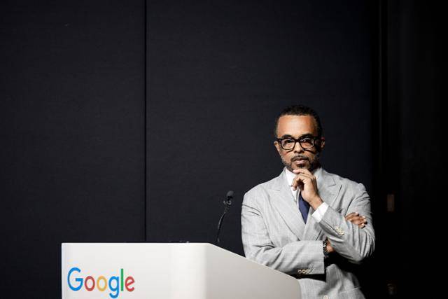 크리스 터너 구글 대외협력 정책 지식 및 정보 부문 부사장이 9일 서울 강남구 구글 스타트업 캠퍼스에서 열린 구글 지도 기자간담회에서 취재진 질문을 듣고 있다. 뉴시스