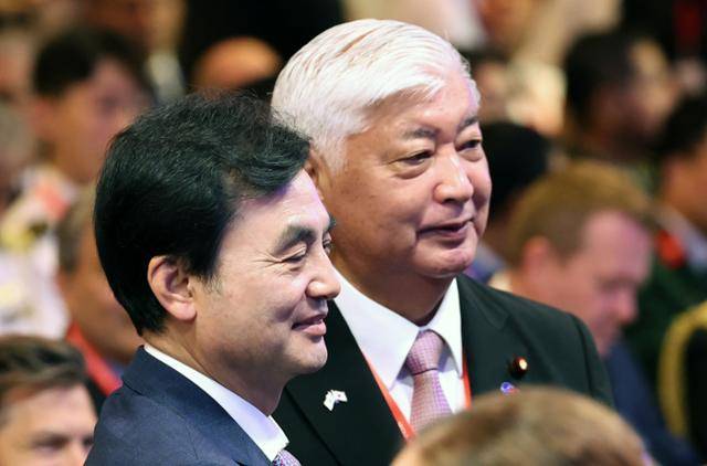 안규백(왼쪽) 국방부 장관이 9일 서울 중구 소공동 롯데호텔에서 열린 2025 서울안보대화 개회식에서 나카타니 겐 일본 방위장관과 기념촬영을 하고 있다. 뉴스1