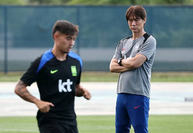 <yonhap photo-1894=""> 옌스 카스트로프 지켜보는 홍명보 감독 (뉴욕=연합뉴스) 윤동진 기자 = 2일(현지시간) 미국 뉴욕주 아이칸 스타디움에서 열린 한국 축구 대표팀 훈련에서 홍명보 감독이 옌스 카스트로프를 보고 있다. 2025.9.3 mon@yna.co.kr/2025-09-03 08:54:35/ <저작권자 ⓒ 1980-2025 ㈜연합뉴스. 무단 전재 재배포 금지, AI 학습 및 활용 금지></yonhap>