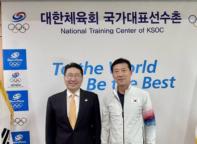이상현 대한사이클연맹 회장(왼쪽)과 김택수 진천선수촌장. 사진=대한사이클연맹
