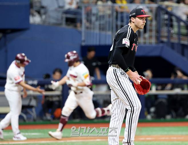 2025 KBO리그 프로야구 키움히어로즈와 LG트윈스의 경기가 9일 오후 서울 고척스카이돔에서 열렸다. 4회말 1사 1,3루 톨허스트가 임지열에게 역전 스리런홈런을 허용한 후 허탈해하고 있다. 고척=김민규 기자 mgkim1@edaily.co.kr /2025.09.09/