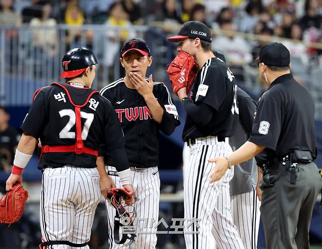 2025 KBO리그 프로야구 키움히어로즈와 LG트윈스의 경기가 9일 오후 서울 고척스카이돔에서 열렸다. 2회말 2사 1,2루 톨허스트가 송성문을 볼넷으로 내보내며 만루를 허용하자 김광삼 코치가 마운드에 올라 다독이고 있다. 고척=김민규 기자 mgkim1@edaily.co.kr /2025.09.09/