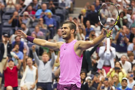 카를로스 알카라스가 US오픈 테니스 대회 결승에서 얀니크 신네르를 꺾고 우승한 뒤 환호하고 있다. 그는 3년 만에 이 대회 챔피언에 복귀하면서 메이저 6승을 달성했다. [AP=연합뉴스]
