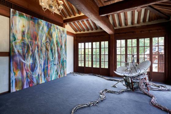 북촌 한옥 휘겸재에 전시된 최윤희의 추상화와 박예나의 설치미술. [사진 예술경영지원센터]