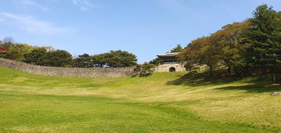 상당산성 정문에 해당하는 남문. [사진 김정탁]