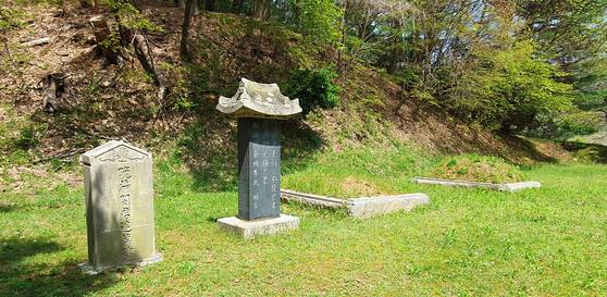 상당산성 안에 있는 민영휘 아들들의 묘. 왼쪽이 동생 민천식의 묘이고, 오른쪽이 이장된 형 민대식의 묘이다. [사진 김정탁]