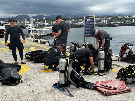 8일 오후 2시 제주시 조천읍 조천포구에서 해경과 해녀, 연예인 김병만 등이 다이빙을 하며 쓰레기를 수거하는 플로빙을 했다. 최충일 기자