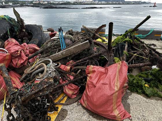 8일 오후 2시 제주시 조천읍 조천포구에서 해경과 해녀, 연예인 김병만 등이 다이빙을 하며 쓰레기를 수거하는 플로빙을 해 5t 분량의 해양 쓰레기를 수거했다. 최충일 기자