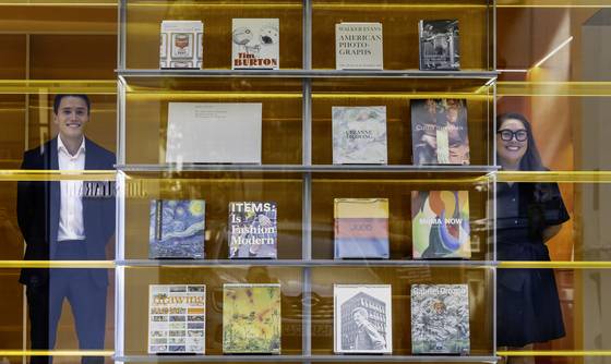 서울 도산대로 MoMA 북스토어 쇼윈도에 선 세라 스즈키(오른쪽) MoMA 부관장과 대니얼 페레즈 최고 재무 책임자(CFO). 권혁재 사진전문기자