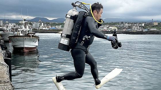 8일 오후 2시 제주시 조천읍 조천포구에서 연예인 김병만이 다이빙을 하며 쓰레기를 수거하는 플로빙을 하기 위해 바다로 뛰어들고 있다. 최충일 기자