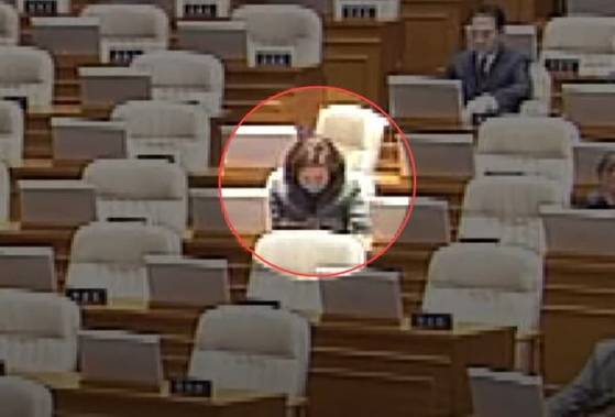9일 ‘백골단’ 기자회견을 주선한 뒤 국회 본회의장에서 잠든 김민전 국민의힘 의원의 모습이 포착됐다. JTBC 캡처