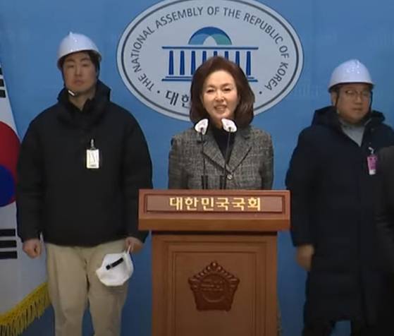 김민전 의원이 9일 대통령 관저를 사수하는 반공청년단 출범 회견을 주선했다. 사진 JTBC 캡처