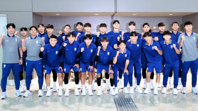 ▲ 한국 20세 이하 축구 국가대표팀 선수단이 8일 인천국제공항에서 2025 FIFA U-20 월드컵 출전을 위해 칠레로 출국하기에 앞서 필승을 다짐하고 있다.  연합뉴스