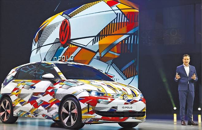 (1) 토마스 셰퍼 폭스바겐 최고경영자(CEO)가 7일(현지시간) IAA 모빌리티 2025 미디어 워크숍에서 소형 해치백 ‘폴로’의 전기차 모델인 ‘ID.폴로’를 소개하고 있다. 로이터/EPA연합뉴스