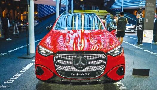 (3) 메르세데스벤츠는 7일(현지시간) IAA 모빌리티 2025 월드 프리미어에서 GLC의 전기차 모델인 ‘디 올 뉴 벤츠 GLC 위드 EQ 테크놀로지’를 선보였다. 로이터/EPA연합뉴스