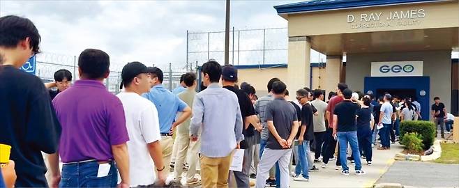 < 구금된 동료 보러 왔는데…이틀째 허탕 > 7일(현지시간) 미국 조지아주 포크스턴의 이민세관단속국(ICE) 구치소 앞에 구금된 직원들을 면담하려는 한국 기업 관계자 등 100여 명이 길게 줄을 섰다. ICE 구치소는 주말 이틀만 면회를 허용하는데, 이날 직원 면담에 성공한 협력사 직원은 20여 명에 불과했다. 연합뉴스