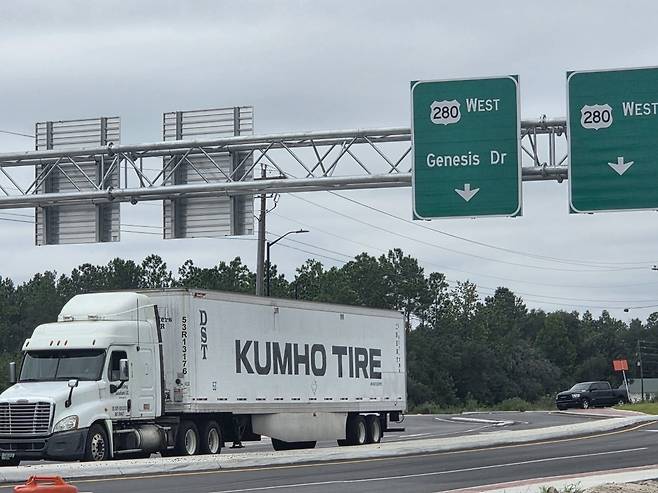 한국인 대규모 체포 사건 이후 업무가 재개된 8일(현지시간) 미국 조지아주 앨러벨에서 금호타이어 부품을 실은 차량이 현대자동차 메가플랜트로 들어가고 있다. 이 도로에는 현대차그룹의 브랜드명을 따서 ‘제네시스 드라이브’라는 이름이 붙었다. 사진=김인엽 특파원