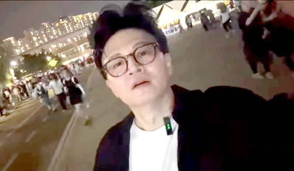 한동훈 전 대표가 지난달 3일 인천 펜타포트 락 페스티벌에서 유튜브 라이브방송을 진행하는 모습 /사진=한 전 대표 유튜브 방송