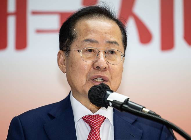 국민의힘 3차 경선에 진출하지 못한 홍준표 전 대구시장이 29일 오후 서울 여의도 자신의 캠프 사무실에서 소회를 밝히고 있다. 2025.4.29/뉴스1