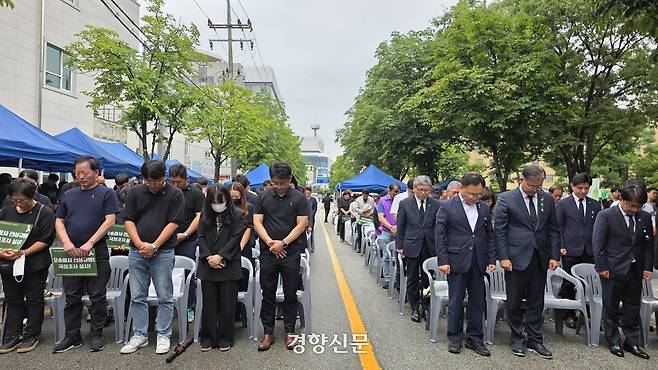 30명의 사상자가 발생한 오송 지하차도 참사 2주기인 지난 7월15일 오후 충북 청주시 상당구 충북도청에서 열린 추모제에 참석한 시민들이 묵념하고 있다. 이삭 기자.