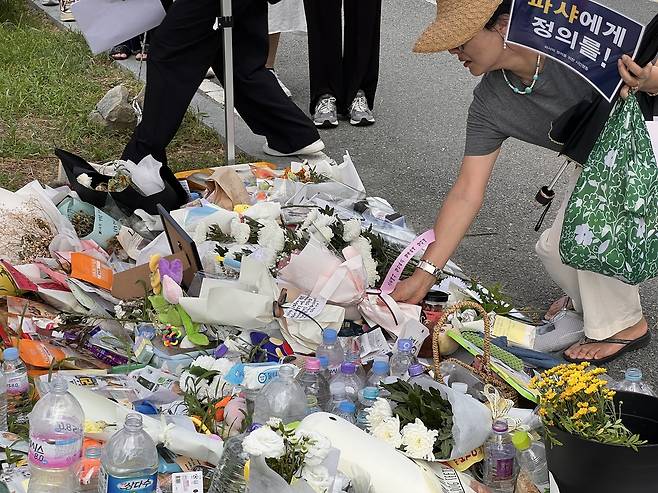 시민들이 자발적으로 조성한 ‘파샤’ 추모 공간. 동물권단체 케어 제공