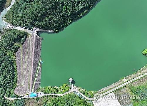 지난 8일 강원 평창군 대관령면에 있는 도암댐에 물이 가득 차 있다. 연합뉴스