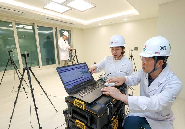 아파트 층간소음을 둘러싼 각종 사건과 민원이 급증하면서 층간소음 저감에 대한 요구가 커지고 있다. GS건설 R&D센터에서 LX하우시스와 GS건설 연구원들이 바닥충격음 테스트를 진행하고 있다.    LX하우시스 제공