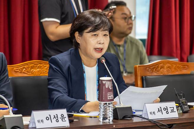 서영교 더불어민주당 의원이 1일 경기도 의왕시 서울구치소에서 열린 현장검증에서 의사진행발언을 하고 있다. 연합뉴스