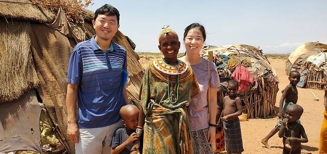 최인호, 한지선 선교사가 새로 연결된 과부의 옆에 나란히 서 있다.