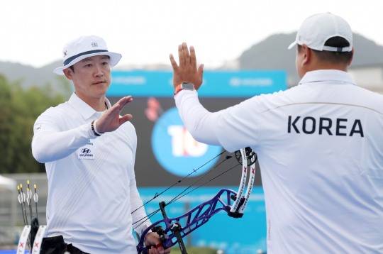 정의수 감독과 하이파이브하는 최용희. 사진[연합뉴스]