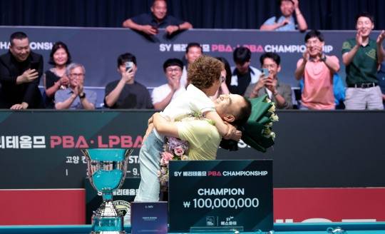 우승 트로피를 앞에 두고 아내를 번쩍 안아 올린 이승진. 사진[연합뉴스]