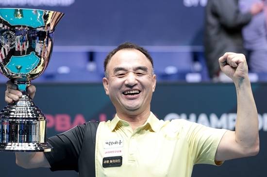 이승진이 우승트로피를 들어올리며 환호하고 있다. (사진=PBA)