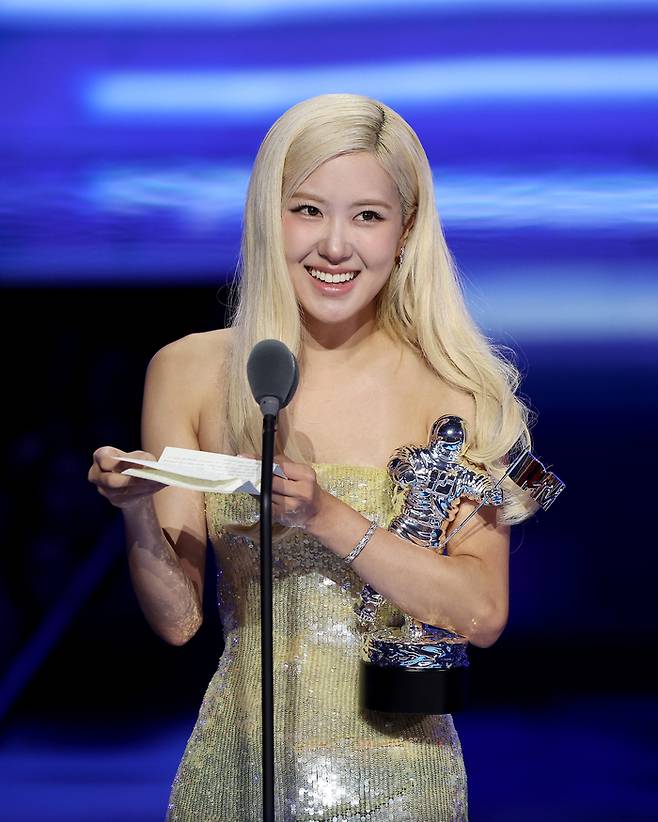 7일(현지시간) 미국 뉴욕에서 열린 ‘2025 MTV 비디오 뮤직 어워즈’에서 ‘올해의 노래’ 부문을 수상한 뒤 활짝 웃고 있는 로제. MTV X 공식 계정