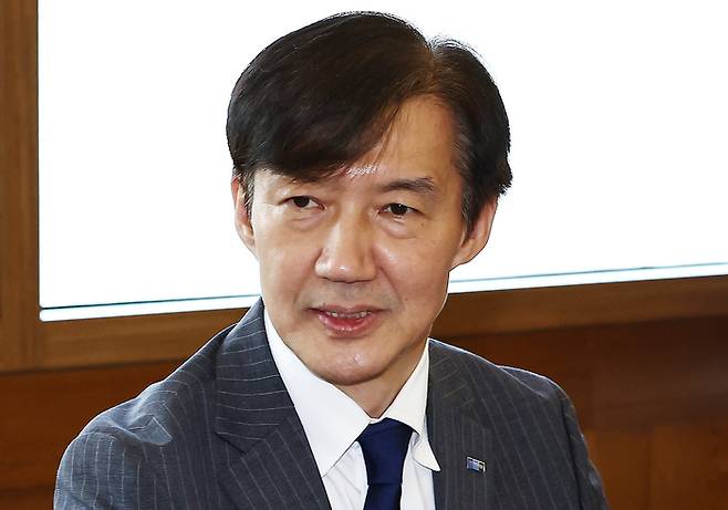 조국혁신당 조국 혁신정책연구원장이 4일 서울 종로구 조계사를 방문, 총무원장 진우스님을 예방하고 있다. [연합뉴스]