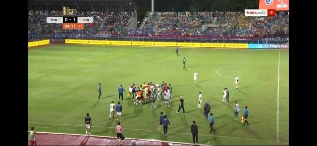 베트남 매체 ‘VnExpress’는 “교체 선수들을 포함한 여러 태국 선수가 알리에게 달려가 주먹을 휘두르기 시작했다. 싸움은 소규모로 흩어져 이어졌고 한 이라크 선수가 태국 코치 한 명을 가격하기도 했다. 이라크 선수들은 급히 달려와 알리를 보호, 경기장에서 데려갔고 결국 난투극은 마무리됐다”고 전했다. 사진=X