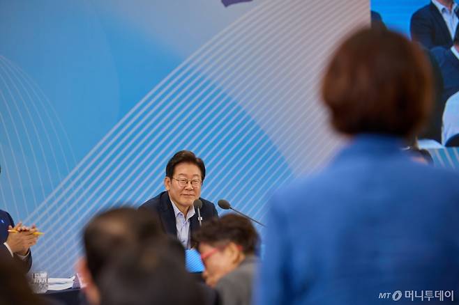 (서울=뉴스1) 허경 기자 = 이재명 대통령이 25일 부산 남구 부경대에서 열린 타운홀미팅 '부산의 마음을 듣다' 지역 주민 간담회에서 참석자들의 발언을 경청하고 있다. (대통령실 제공. 재판매 및 DB 금지) 2025.7.25/뉴스1  Copyright (C) 뉴스1. All rights reserved. 무단 전재 및 재배포,  AI학습 이용 금지. /사진=(서울=뉴스1) 허경 기자