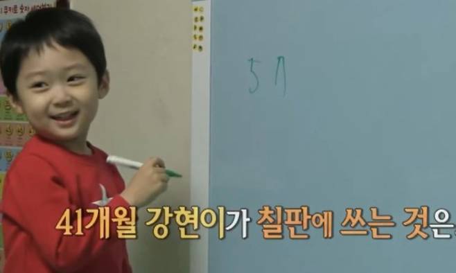 백군은 2016년 생후 41개월 당시 '영재 발굴단'에 출연해 화제를 모았다. 그는 당시 피아노, 작곡, 수학 등에서 뛰어난 능력을 보였고 특히 3살에 일차방정식, 4살에 이차방정식을 풀었다고 밝혀 놀라움을 안겼다./사진=SBS '영재발굴단'