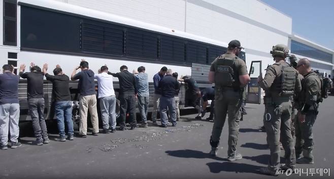 [서울=뉴시스] = 미국 이민 단속 당국이 홈페이지를 통해 지난 4일(현지시간) 조지아주 현대차그룹-LG에너지솔루션의 합작 배터리 공장 건설현장에서 벌인 불법체류·고용 단속 현장 영상을 홈페이지를 통해 공개했다. (사진= ICE 홈페이지 영상 캡쳐) 2025.09.06. photo@newsis.com *재판매 및 DB 금지 /사진=
