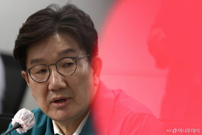 [강릉=뉴시스] 김명년 기자 = 권성동 국민의힘 의원이 9일 오후 강원 강릉시청에서 열린 범정부 가뭄대응 현장지원반 간담회에서 발언하고 있다. 이날 국회에서 열린 본회의에서 통일교 측으로부터 불법 정치자금을 받은 혐의로 구속 영장이 청구된 국민의힘 권성동 의원에 대한 체포동의안이 보고됐다. 2025.09.09. kmn@newsis.com /사진=김명년