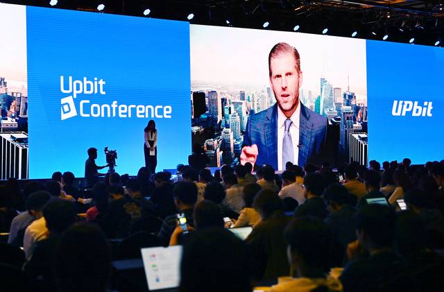 화상 대담  : 9일 오전 서울 강남구 그랜드인터컨티넨탈 서울 파르나스에서 열린 ‘업비트D컨퍼런스(UDC) 2025’에서 도널드 트럼프 미국 대통령의 차남인 에릭 트럼프 트럼프그룹 총괄 부사장이 윤선주 두나무 최고브랜드임팩트책임자(CBIO)와 화상대담을 하고 있다.  윤성호 기자