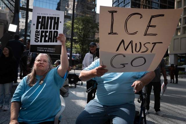 “이민자 급습 반대”  : 8일 미국 일리노이주 시카고에서 시민들이 ‘이민세관단속국(ICE)은 물러가라’(ICE must go), ‘두려움보다 믿음을’(Faith over fear) 등의 구호가 적힌 피켓을 들고 도널드 트럼프 행정부의 이민자 단속 정책에 반대하는 시위를 벌이고 있다.  AFP 연합뉴스