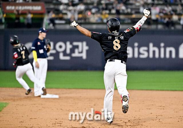 9일 오후 경기도 수원시 조원동 수원KT위즈파크에서 열린 '2025 프로야구 KBO리그' KT위즈와 두산베어스의 경기. KT 안치영이 3회말 2사 1루서 2점 홈런을 터뜨린 뒤 포효하고 있다./수원=송일섭 기자
