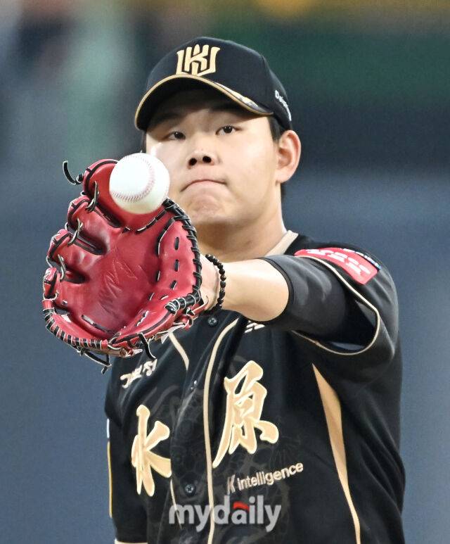 9일 오후 경기도 수원시 조원동 수원KT위즈파크에서 열린 '2025 프로야구 KBO리그' KT위즈와 두산베어스의 경기. KT 소형준이 선발등판해 공을 전달받고 있다./수원=송일섭 기자