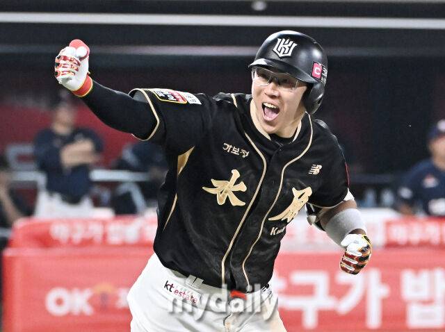 9일 오후 경기도 수원시 조원동 수원KT위즈파크에서 열린 '2025 프로야구 KBO리그' KT위즈와 두산베어스의 경기. KT 허경민이 7회말 2사 2,3루서 3점 홈런을 터뜨린 뒤 환호하고 있다./수원=송일섭 기자