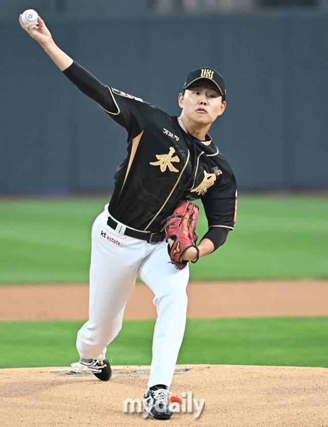 9일 오후 경기도 수원시 조원동 수원KT위즈파크에서 열린 '2025 프로야구 KBO리그' KT위즈와 두산베어스의 경기. KT 소형준이 선발등판해 역투하고 있다./수원=송일섭 기자