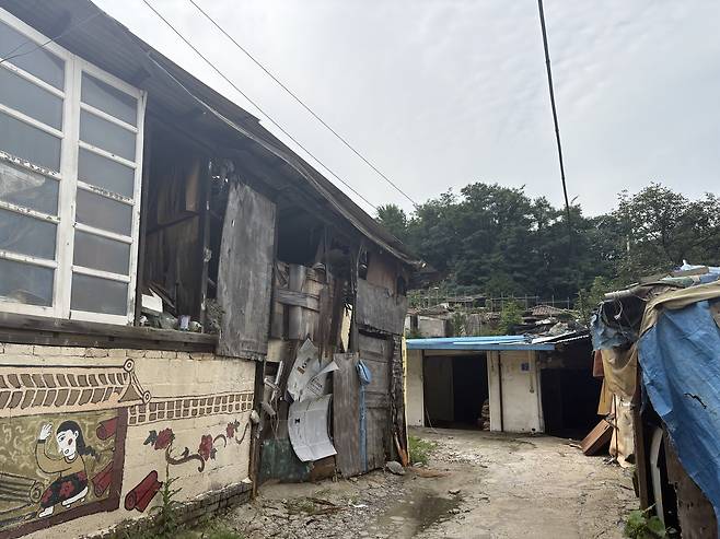 철거를 앞둔 백사마을 판자촌 내 무허가 집들의 모습. 정주원 기자