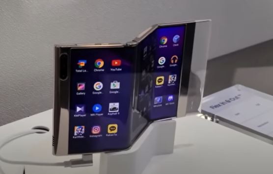 삼성디스플레이가 선보인 두 번 접는 폴더블폰 디스플레이 [삼성디스플레이]