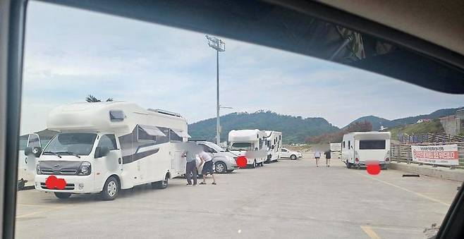 [뉴시스] 지난 7일 경북 포항 도구해수욕장 인근 주차장에서 캠핑카들이 무분별하게 주차돼 있는 모습. (사진=보배드림) *재판매 및 DB 금지