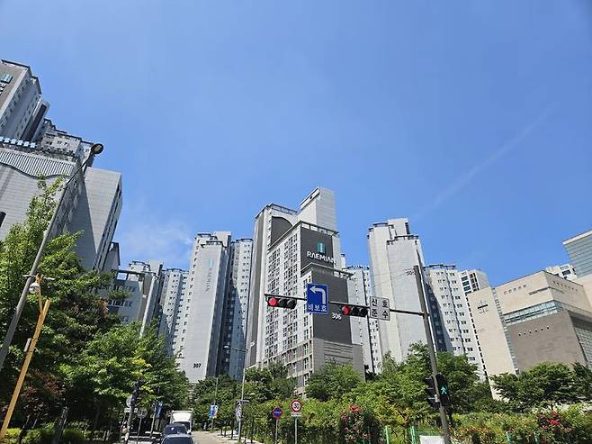 [서울=뉴시스] 정진형 기자 = 서울 마포구 아현동의 한 대단지 아파트 전경. 2025.06.12. formation@newsis.com *재판매 및 DB 금지