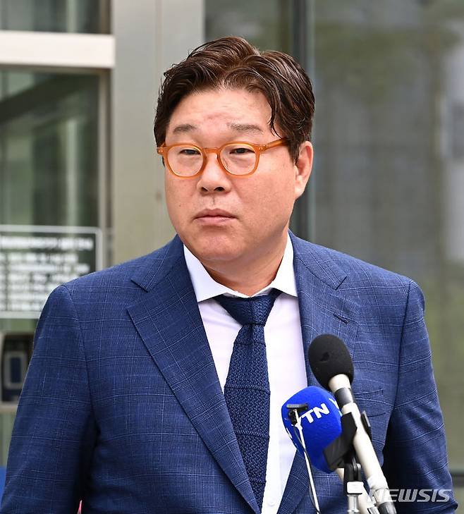 [수원=뉴시스] 불법 대북송금과 뇌물 공여 혐의 등으로 기소된 김성태 전 쌍방울 그룹 회장이 지난 2024년 7월12일 경기도 수원시 영통구 수원지법에서 열린 1심 선고 공판을 마친 뒤 취재진 질문에 답하고 있다. (사진=뉴시스 DB). photo@newsis.com